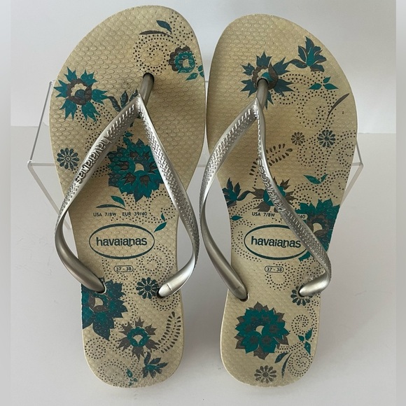 Havaianas Shoes - HAVAIANAS SLIM FLIP FLOPS
Good Pre-owned Condition 
GREEN FLORAL PRINT